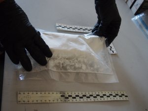 Zabezpieczone narkotyki oraz skalówki fotograficzne
