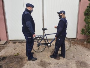 policjanci z zabezpieczonym jednośladem