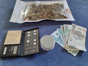 zabezpieczone narkotyki, pieniądze oraz waga i pudełko do przechowywania narkotyków