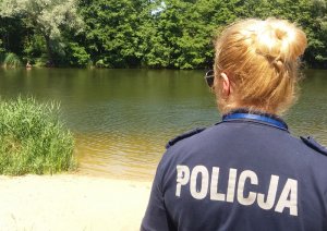 policjantka w trakcie letniej kontroli jeziora
