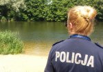 policjantka w trakcie kontroli jeziora