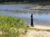 policjant stojący nad brzegiem jeziora