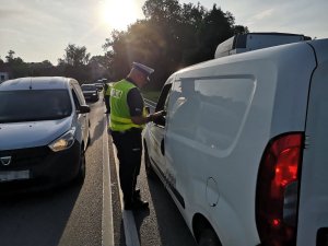 policjant wykonuje badanie stanu trzeźwości kierowcy